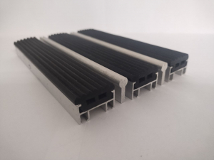 Грязезащитная алюминиевая решетка" ЕuroLux-ECO Light" без шумоизоляции, вставка "Резина+Скребок" высота изделия 18 мм, толщина профиля 1,0 мм  - gkeurolux.ru - Екатеринбург