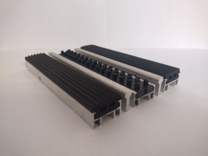 Грязезащитная алюминиевая решетка" ЕuroLux-ECO Light" без шумоизоляции, вставка "Резина+Скребок+Щётка+Скребок" высота изделия 18 мм, толщина профиля 1,0 мм  - gkeurolux.ru - Екатеринбург