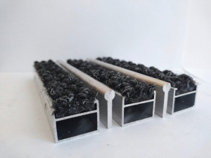 Грязезащитная алюминиевая решетка" ЕuroLux-SG ", вставка " Ворс+Скребок",  Высота изделия 28 мм с шумоизолцяцией, толщина профиля 1,3 мм - gkeurolux.ru - Екатеринбург