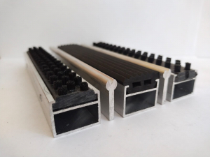 Грязезащитная алюминиевая решетка" ЕuroLux-SG ", вставка " Резина+Скребок+Щётка",  Высота изделия 28 мм с шумоизоляцией, толщина профиля 1,3 мм - gkeurolux.ru - Екатеринбург